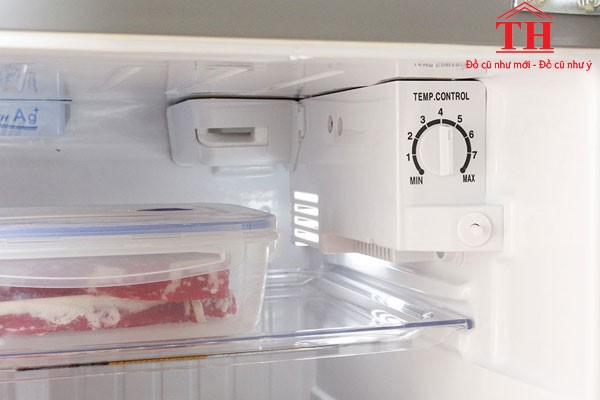 hướng dẫn mua tủ lạnh bằng cách kiểm tra hệ thống bóng đèn bên trong tủ