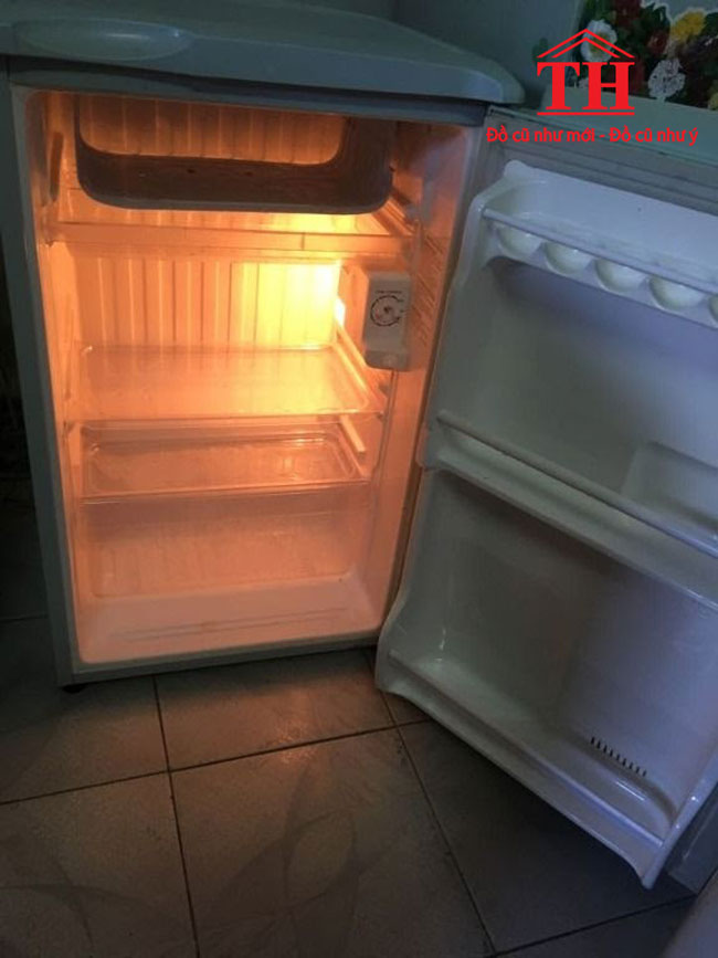 Hình ảnh bên trong tủ lạnh Sanyo 90 lít cũ 