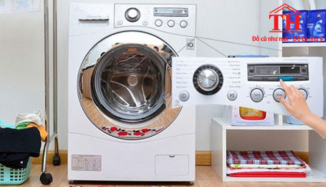 Kiểm tra các nút điều khiển trên máy giặt cũ