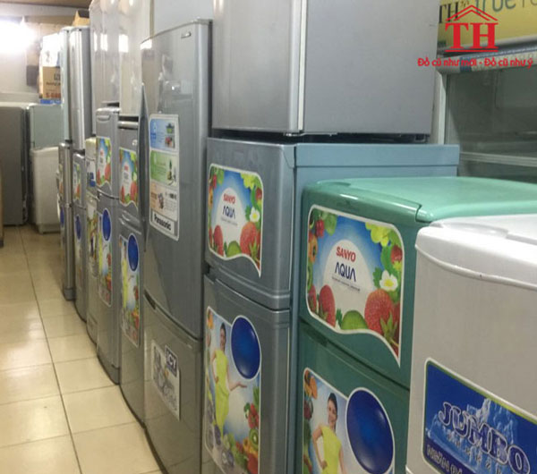Một số loại tủ lạnh cũ được thu mua và phân loại tại Thưởng Thưởng
