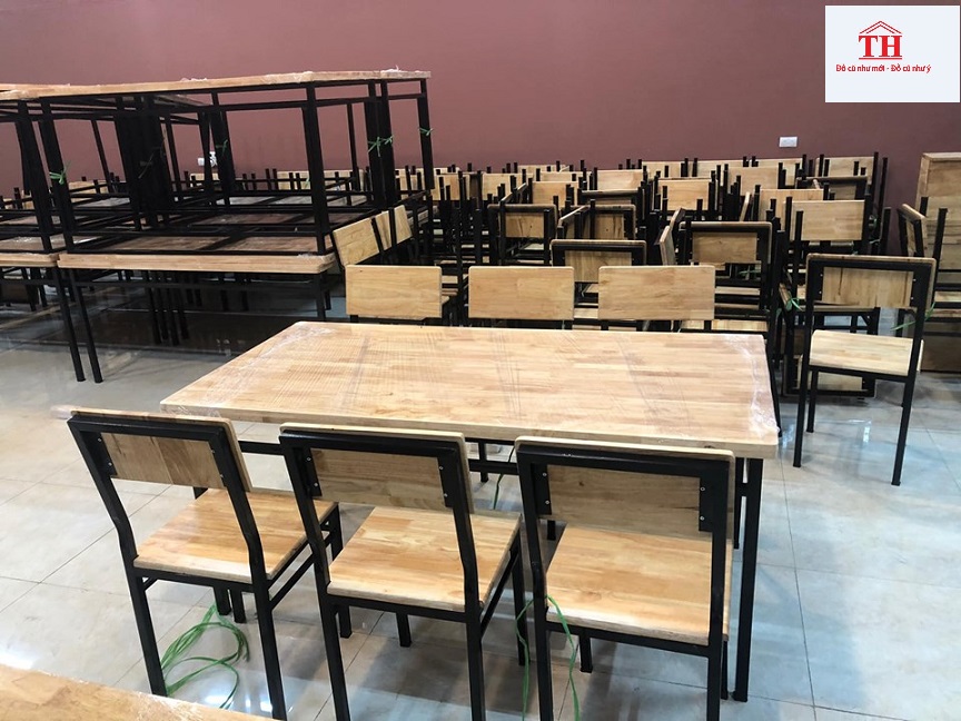Bàn ghế chân sắt mặt gỗ