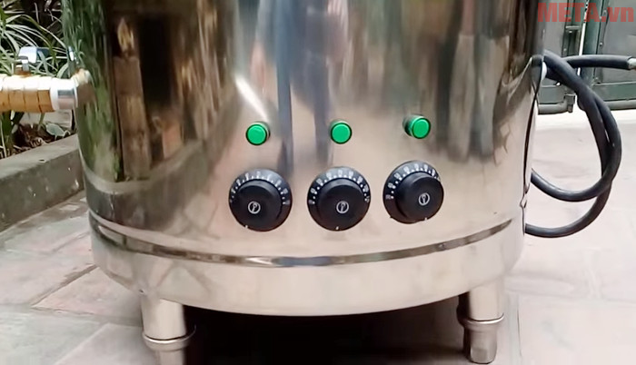 Núm điều khiển nồi được thiết kế ngay trên thân nồi