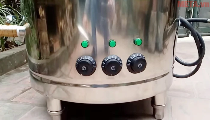 Núm điều khiển nồi được thiết kế ngay trên thân nồi