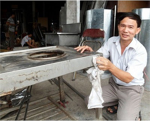 Ông Nguyễn Văn Thưởng cẩn thận lau chùi chiếc bếp inox cũ