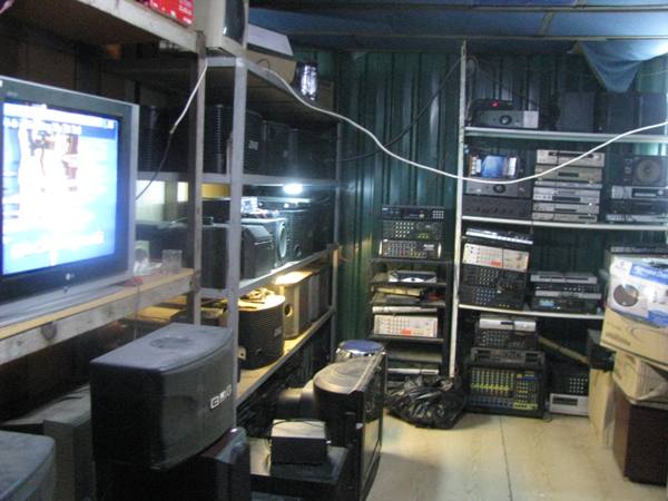 Gian loa đài, tivi và những dụng cụ phục vụ cho quán karaoke… ở chợ đồ cũ Thưởng Thưởng