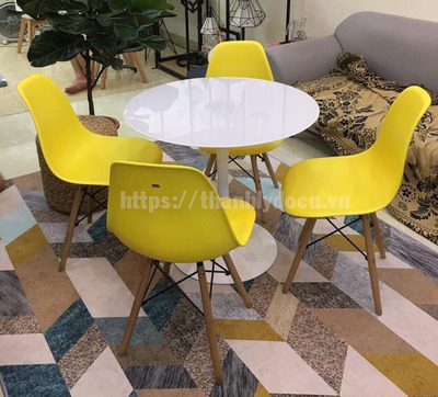 Gam màu trắng và vàng đối lập tạo nên sự thú vị trong không gian khi đặt bàn ghế nhựa chân gỗ tròn