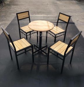 Bộ bàn ghế cafe được làm từ vật liệu gỗ cao su ghép và sơn phủ bóng thể hiện những nét tự nhiên