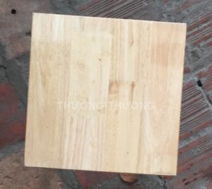 mặt bàn được làm từ gỗ cao su chống mối mọt