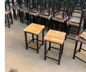 ghế cafe khung sắt mặt gỗ mới 