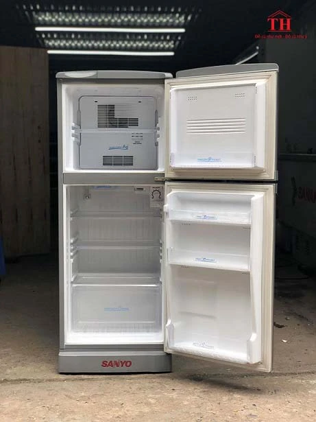 Phía bên trong tủ lạnh Sanyo 145l