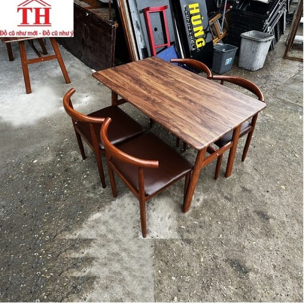 Bàn ăn giả gỗ màu nâu