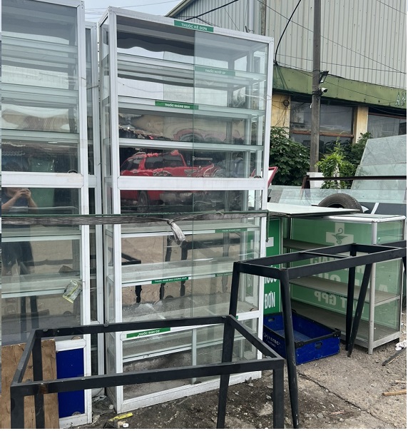 thanh lý tủ kính
