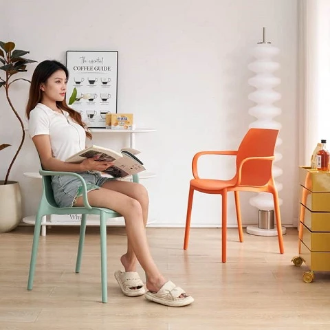 Ghế nhựa đúc nguyên khối có thiết kế với phong cách đơn giản và hiện đại