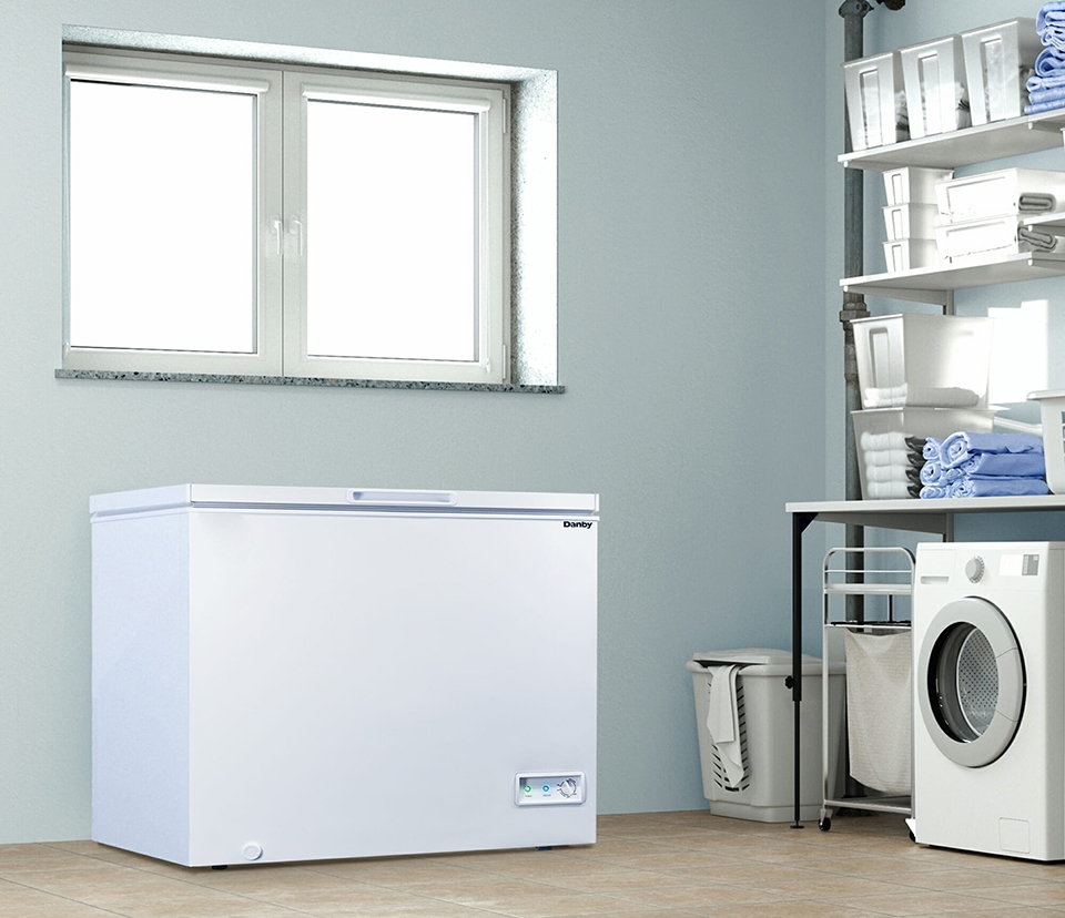 Việc lựa chọn vị trí đặt tủ đông không chỉ ảnh hưởng đến hiệu suất làm lạnh mà còn có tác động đáng kể đến khả năng tiết kiệm điện của thiết bị.