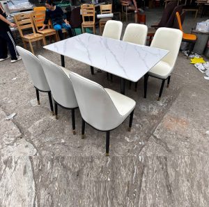 bộ bàn ăn ghế monet mặt đá kết hợp với ghế Monet màu trắng 