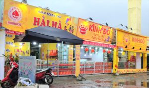 Hơn 2 tháng nữa mới đến rằm tháng 8, nhiều nơi đã rục rịch thuê tủ kính để trưng bày bán bánh Trung thu