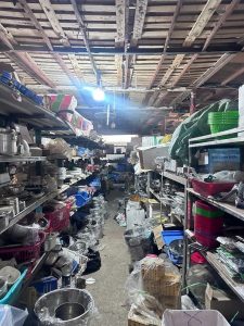 Đa dạng các mặt hàng đồ gia dụng nồi, bát... được bày bán tại chợ 