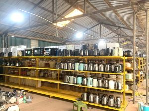 Đa dạng các mặt hàng đồ gia dụng mới và cũ được bày bán tại chợ với giá thanh lý 