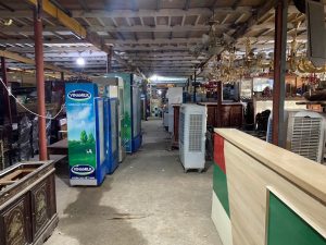 Tại chợ đồ cũ Thưởng Thưởng bán đa dạng tất cả các của các thương hiệu khác nhau