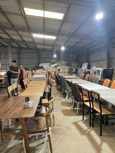 Khu bàn ghế được bán với giá thanh lý