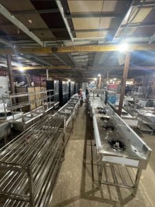 Thiết bị bếp công nghiệp inox được sản xuất tại xưởng của chợ