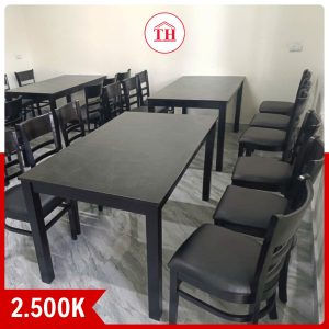 Ghế cabin đen bọc đệm kết hợp với bàn phù hợp với nhiều phong cách nội thất, đặc biệt là những nơi có diện tích nhỏ, cần tiết kiệm không gian.