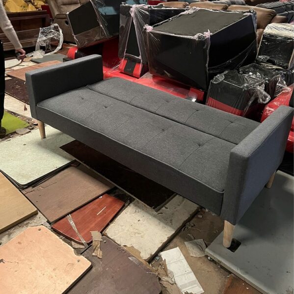 Sofa bed bật ra làm giường nên phía sau có đế đỡ giúp khi bật làm giường ngủ nằm nó không sợ lật.