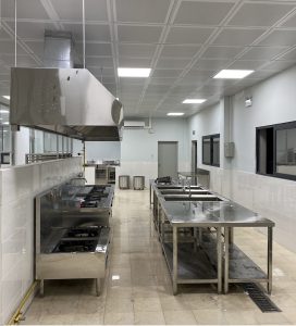 Bàn inox công nghiệp giúp duy trì sự gọn gàng trong khu vực chế biến