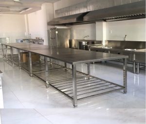 Bàn sơ chế inox là thiết bị không thể thiếu ở những khu bếp nhà hàng, khách sạn
